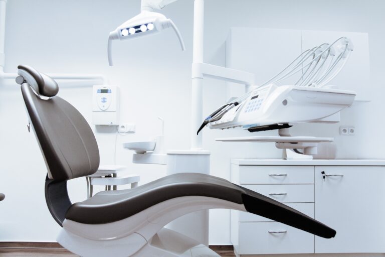 Jakie są przeciwwskazania do wszczepienia implantów zębowych?