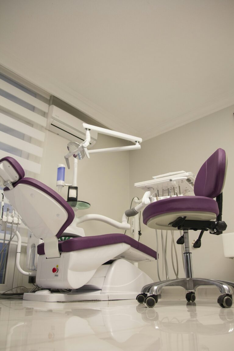 Jak wygląda zabieg zakładania mostu na implantach krok po kroku?