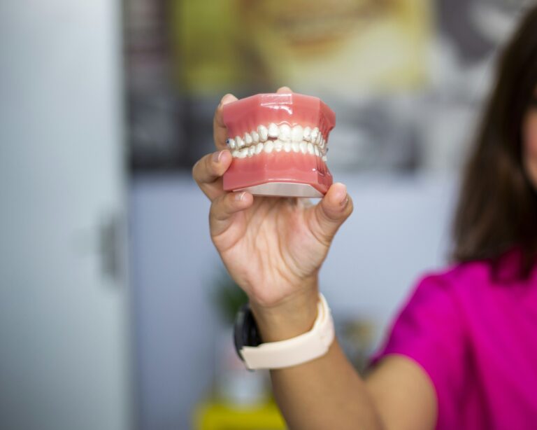 Jakie materiały stosuje się przy wykonywaniu koron na implantach?