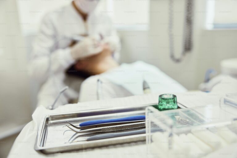 Odbudowa kości pod implant – kiedy jest konieczna i jak przebiega zabieg?
