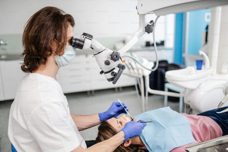 Ile kosztuje proteza na implantach i co wpływa na ostateczną cenę?